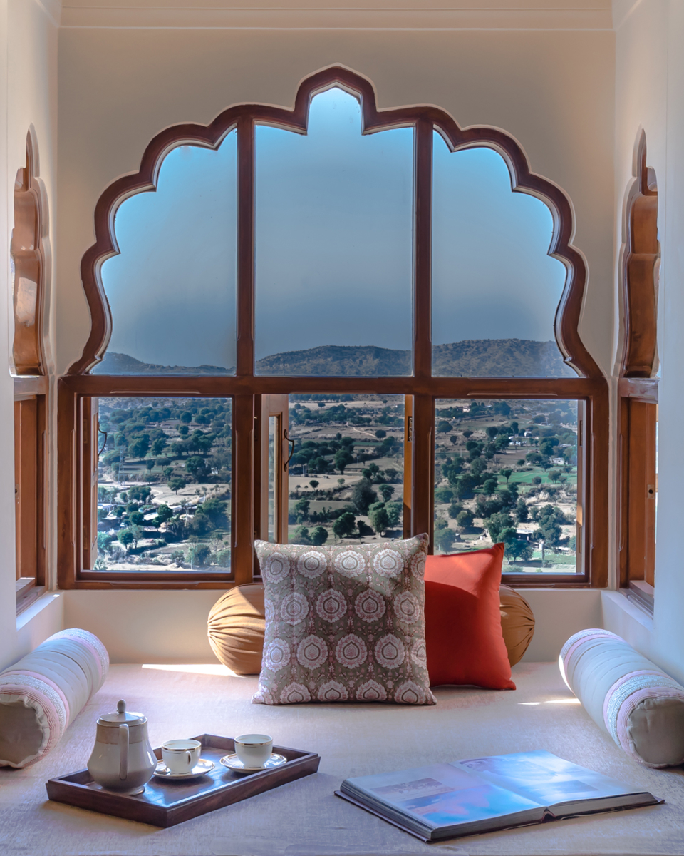 Window in curved pattern